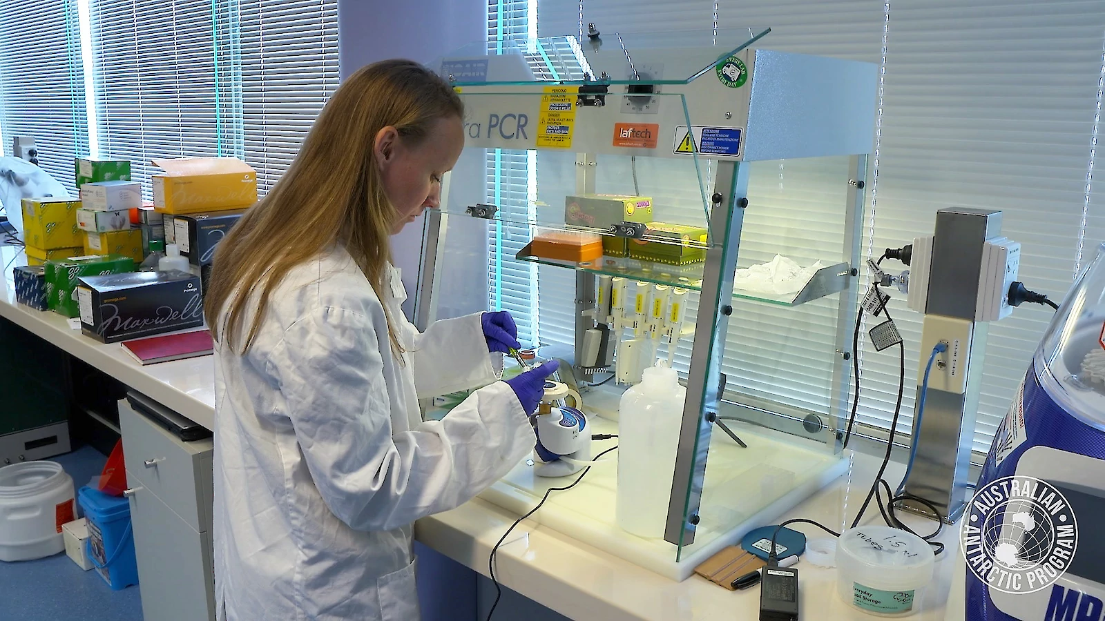 image3 20200920 leonie suter in genetics lab simon payne.1600x900