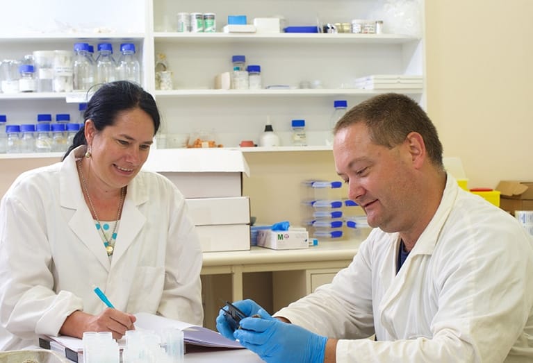 em1 Butcherine and Benkendorff in the lab crop 767