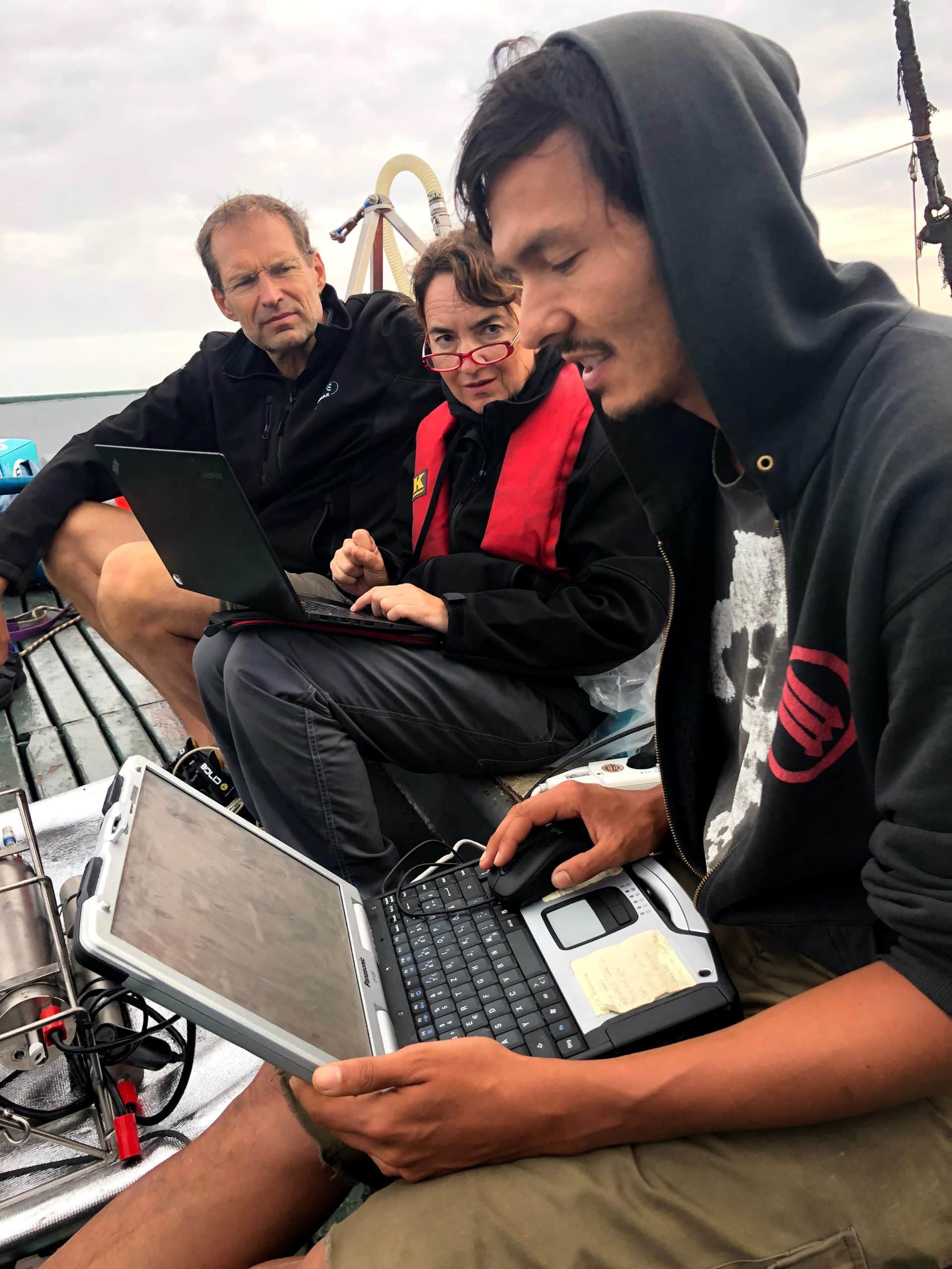 Prof. Dr. Ulf Riebesell, Andrea Ludwig und Dr. Jan Taucher werten während der KOSMOS2020-Kampagne im Rahmen des Projekts CUSCO Daten aus.