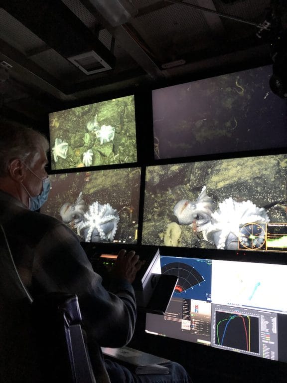 Image2 Jim Barry RV Western Flyer control room Steve Litvin 1150 576x768