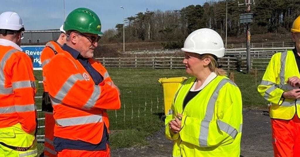 Richard Parkinson, CEO of Inyanga Marine Energy Group, with Rebecca Evans, Welsh Government Cabinet Secretary for Economy, Energy and Planning.