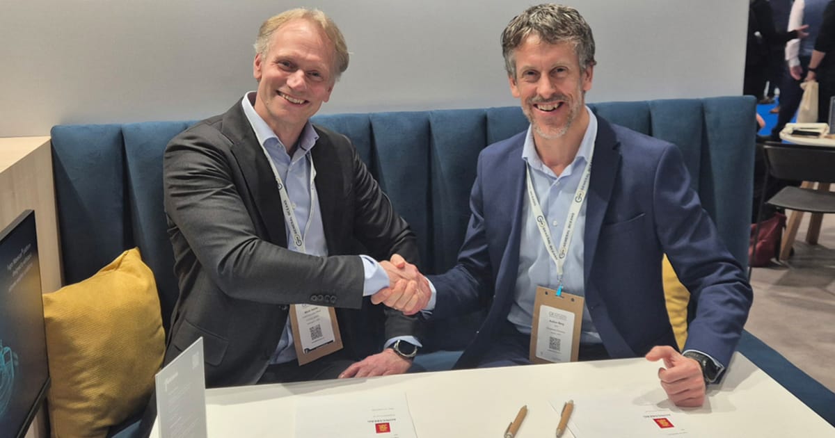 Mark Heine and Audun Berg shaking hands after signing the framework agreement.