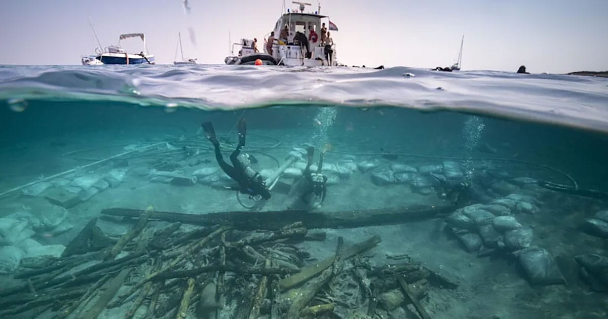 View of the excavation of the bow area of the Ilovik-Paržine 1 shipwreck. In the foreground, the cargo of logs and amphoras can be seen. Archaeologists are working near the structure of the bow complex.