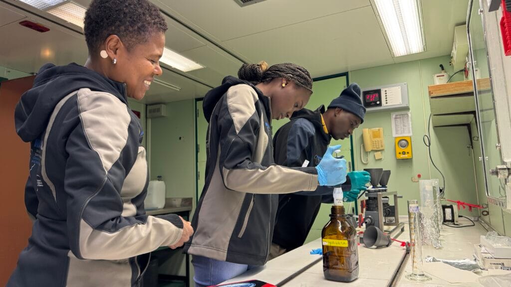 During the expedition, students will learn how work is carried out on a research vessel and how high-quality data on the marine ecosystem can be collected, even in challenging conditions. 