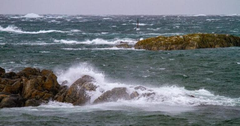 The Norwegian Sea off the Norwegian coast. Even a rise in the mean sea level of around 20 centimeters can cause storm surges and extreme water levels to reach critical heights significantly more frequently.