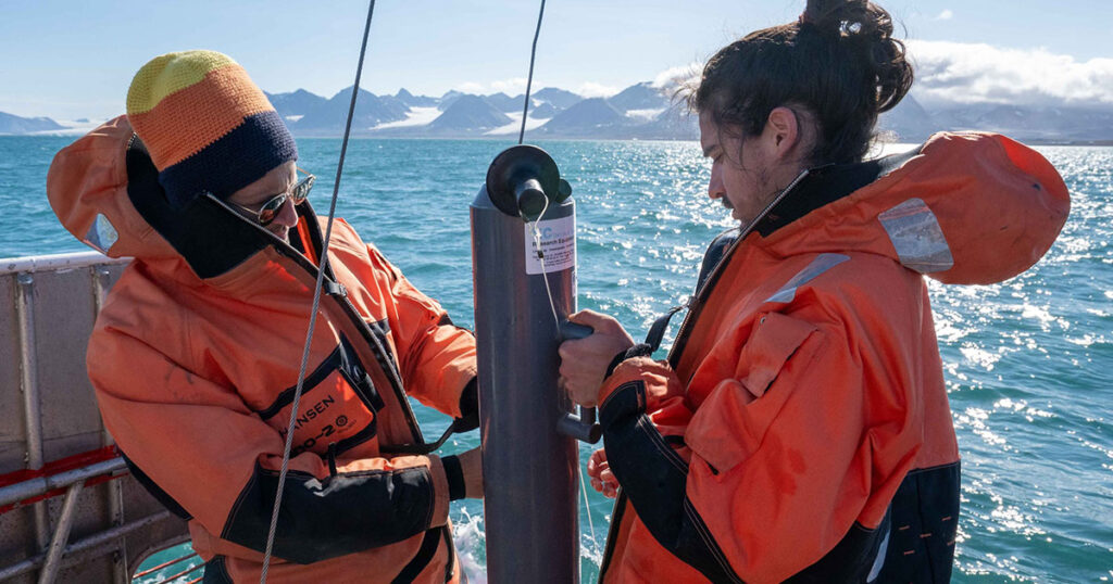 First author Juan Carlos Trejos Espeleta and Bill Orsi sampling seawater in Kongsfjord, Svalbard.