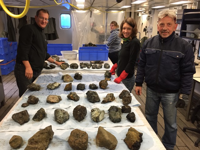 Russian and German scientists describing rock samples. Samples for the study were collected during the research cruises KALMAR SO201 and BERING SO249, as well as an expedition to the Russian Komandorsky Islands of Medny and Bering. 
