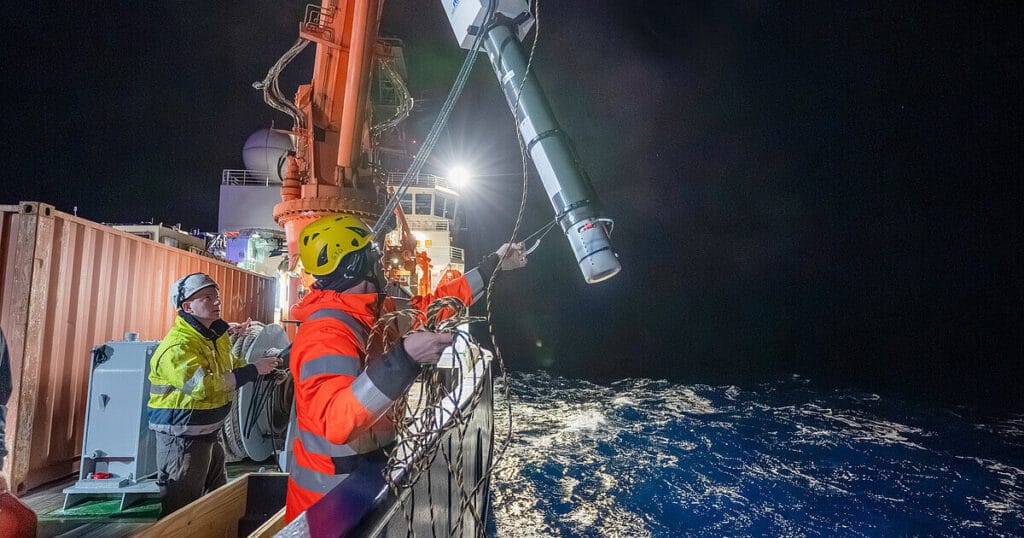 At regular intervals, Argo floats descend to a depth of 2,000 meters and, as they rise, measure parameters such as temperature, salinity, and pressure.