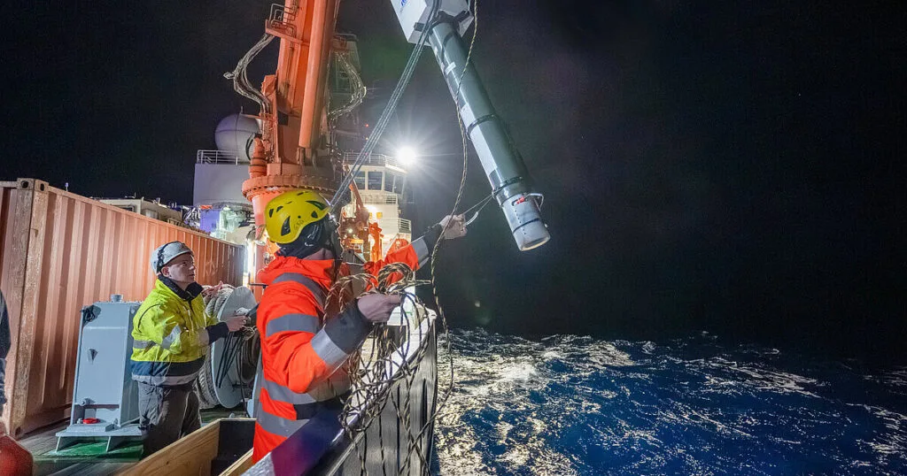 At regular intervals, Argo floats descend to a depth of 2,000 meters and, as they rise, measure parameters such as temperature, salinity, and pressure.
