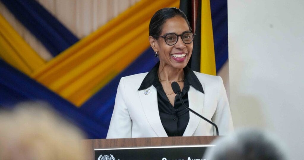 Madam Secretary-General Leticia Carvalho.