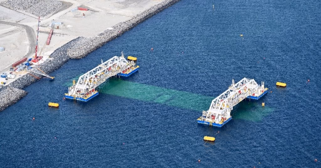 Immersion Pontoons IVY 1 & IVY 2 position each tunnel element in the excavated trench, where precise alignment and coordination are essential to successful immersion and connection. (Credit: Sund & Bælt Holding A/S)