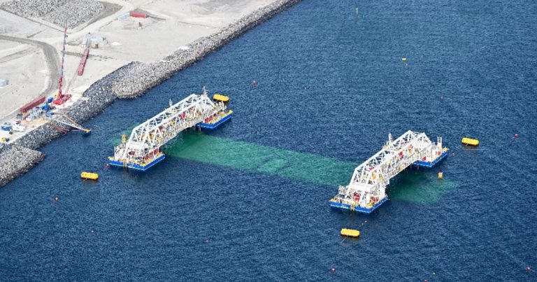 Immersion Pontoons IVY 1 & IVY 2 position each tunnel element in the excavated trench, where precise alignment and coordination are essential to successful immersion and connection. (Credit: Sund & Bælt Holding A/S)