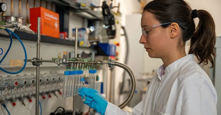 Emma Bavoux analysing samples in the laboratory at MARUM; University of Bremen. (Image credit: V. Diekamp, MARUM MARUM – Center for Marine Environmental Sciences, University of Bremen)