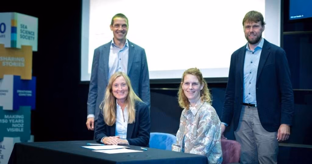 Maaike van de Kamp-Romijn, Managing Director of NIOZ and Mieke Langedijk, Director of Network Development at Rijkswaterstaat Noord Nederland signed the partnership (Image credit: Anneke Hymmen, NIOZ)