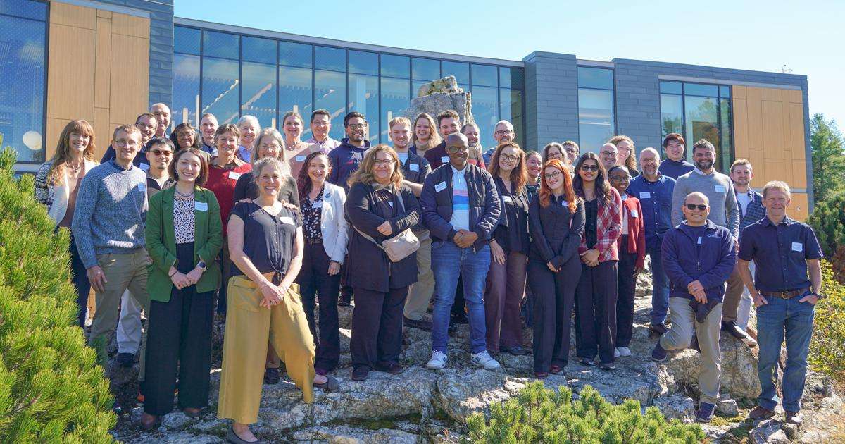 Researchers from around the world gather outside Bigelow Laboratory for the seventh DMS(P) Symposium. (Image credit: Bigelow Laboratory for Ocean Sciences)